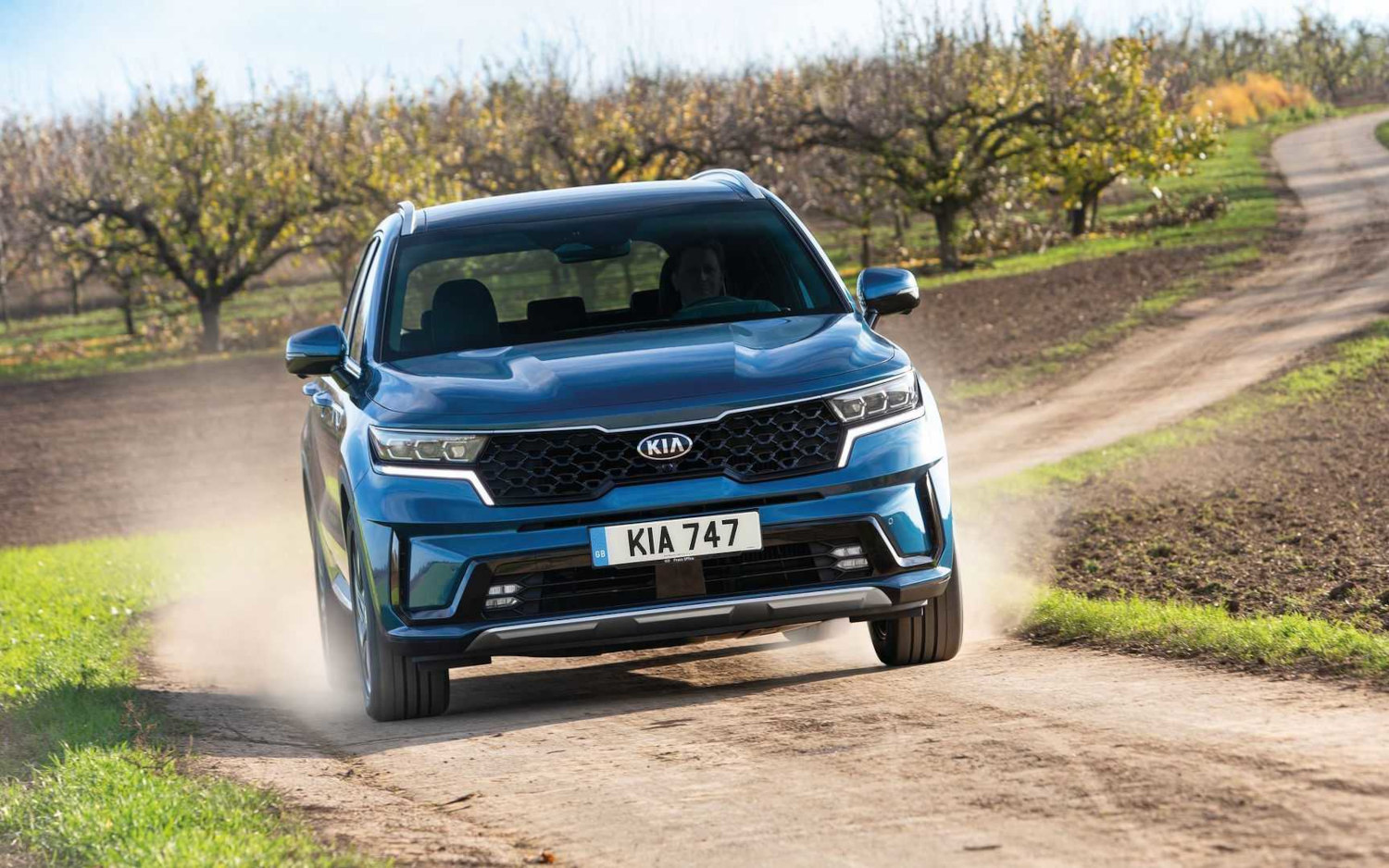 Comparison Kia Sorento PHEV 2022 vs Mitsubishi Outlander SEL 2019 SUV Drive